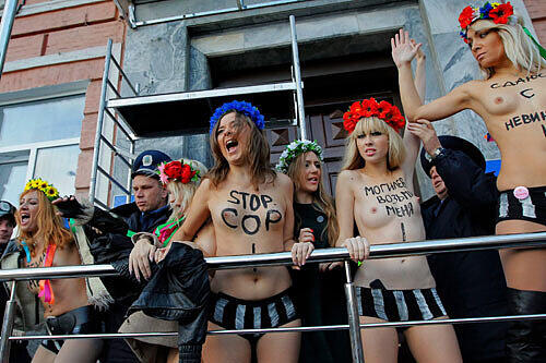 Diesen Damen ist die Aufmerksamkeit sicher: Die "Femen", so der Name der ukrainischen Protestgruppe, demonstrieren vor einer Polizeiwache in der Haupstadt Kiew.