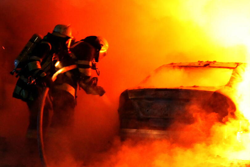Das Auto völlig zerstört, die Garage in Vollbrand: In Waldkraiburg ist ein Carport abgebrannt. Die Bilder vom spektakulären Feuerwehreinsatz.