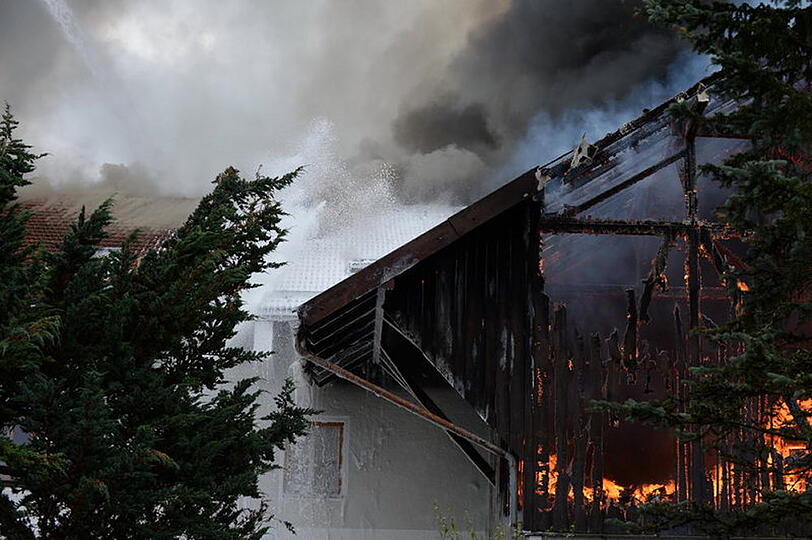 Bei Siegsdorf im Landkreis Traunstein steht am Sonntagmittag ein Bauernhof in Flammen.