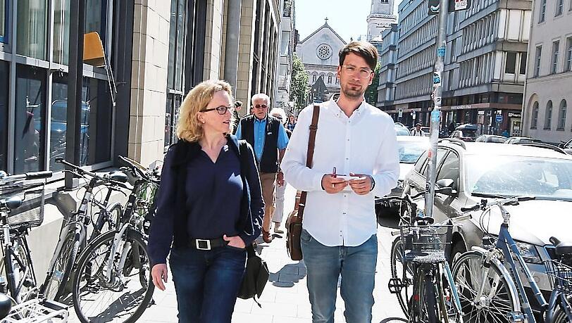 Natascha Kohnen beim Spaziergang durch die Maxvorstadt mit AZ-Lokalchef Felix Müller. Natascha Kohnen beim Spaziergang durch die Maxvorstadt mit AZ-Lokalchef Felix Müller.