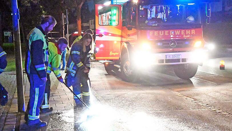 Einsatzkräfte der Feuerwehr Ottobrunn am Tatort.