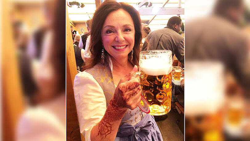 Ungewohnt, aber fesch: Uschi Dämmrich von Luttitz zeigt ihre Henna-Tattoo.