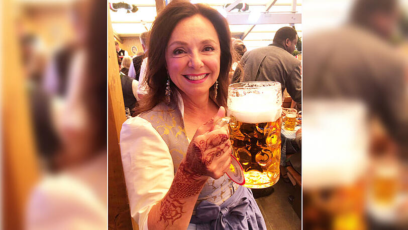 Ungewohnt, aber fesch: Uschi Dämmrich von Luttitz zeigt ihre Henna-Tattoo. Ungewohnt, aber fesch: Uschi Dämmrich von Luttitz zeigt ihre Henna-Tattoo.