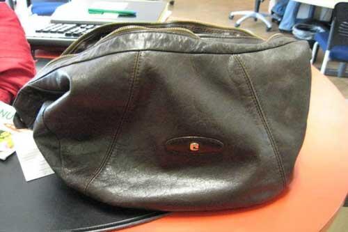 Der flüchtige Dieb stahl der Rentnerin ihre Handtasche. (Symbolbild)