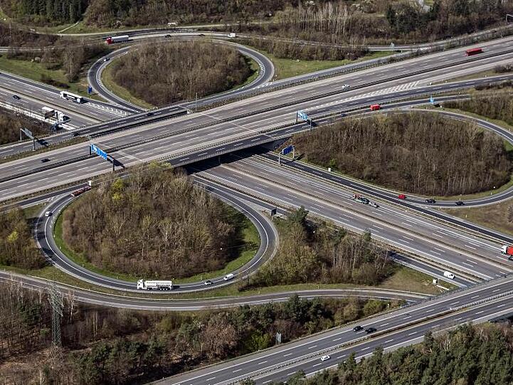 Ein Verkehrsknotenpunkt bei Frankfurt am Main. Hier kreuzen sich die Autobahnen 661 und A3.