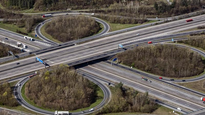 Ein Verkehrsknotenpunkt bei Frankfurt am Main. Hier kreuzen sich die Autobahnen 661 und A3. Ein Verkehrsknotenpunkt bei Frankfurt am Main. Hier kreuzen sich die Autobahnen 661 und A3.