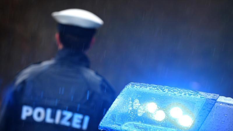 Ein Polizist steht im Regen vor einem Streifenwagen dessen Blaulicht aktiviert ist. Foto: Karl-Josef Hildenbrand/dpa Ein Polizist steht im Regen vor einem Streifenwagen dessen Blaulicht aktiviert ist. Foto: Karl-Josef Hildenbrand/dpa