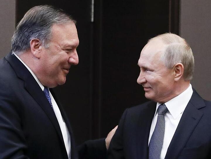 Mike Pompeo (l), Außenminister der USA, und Wladimir Putin, Präsident von Russland, vor ihren Gesprächen.