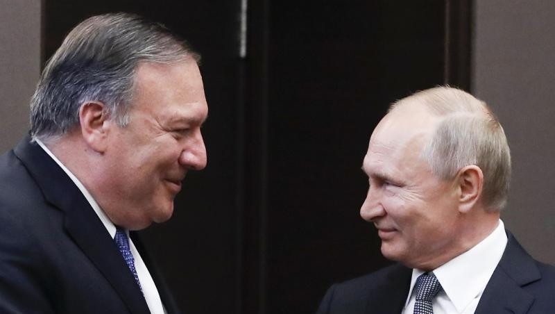 Mike Pompeo (l), Außenminister der USA, und Wladimir Putin, Präsident von Russland, vor ihren Gesprächen. Mike Pompeo (l), Außenminister der USA, und Wladimir Putin, Präsident von Russland, vor ihren Gesprächen.