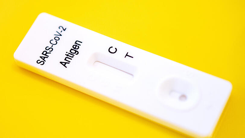 Ein Schnelltest zur Erkennung des Virus Coronavirus liegt in einem Pflegeheim an einer Teststation. Ein Schnelltest zur Erkennung des Virus Coronavirus liegt in einem Pflegeheim an einer Teststation.