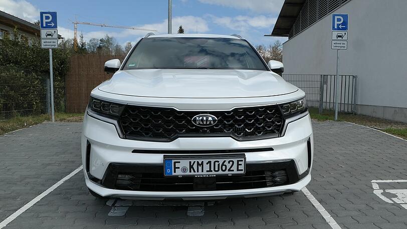 Selbstbewusster Auftritt: Der Sorento trägt das aktuelle Kia-Gesicht im XL-Format.