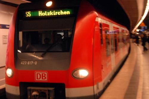 Zug der Linie S 5.