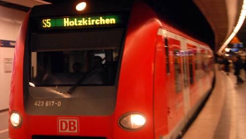 Zug der Linie S 5. Zug der Linie S 5.