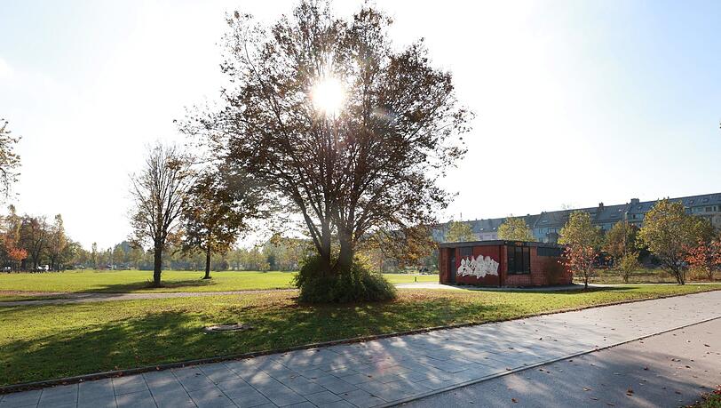 So sieht der ehemalige Backstein-Kiosk jetzt noch aus, von der Albert-Roßhaupter-Straße aus gesehen. Der Luise-Kiesselbach-Platz bietet sehr viel Grünfläche vor dem Häusl. So sieht der ehemalige Backstein-Kiosk jetzt noch aus, von der Albert-Roßhaupter-Straße aus gesehen. Der Luise-Kiesselbach-Platz bietet sehr viel Grünfläche vor dem Häusl.