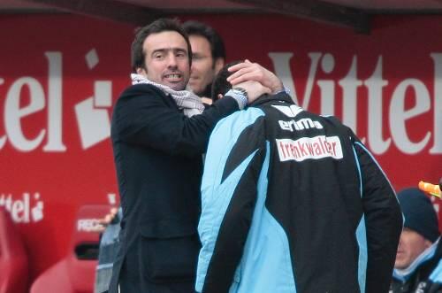 Nach dem 2:2 in Mainz wirkten Miki Stevic (li.) und Marco Kurz sehr eng. Doch wie lange hält die Treue des Sportdirektors zum Trainer wirklich?