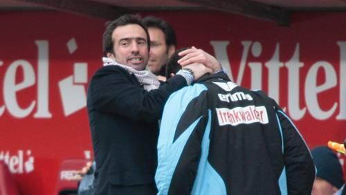 Nach dem 2:2 in Mainz wirkten Miki Stevic (li.) und Marco Kurz sehr eng. Doch wie lange hält die Treue des Sportdirektors zum Trainer wirklich? Nach dem 2:2 in Mainz wirkten Miki Stevic (li.) und Marco Kurz sehr eng. Doch wie lange hält die Treue des Sportdirektors zum Trainer wirklich?