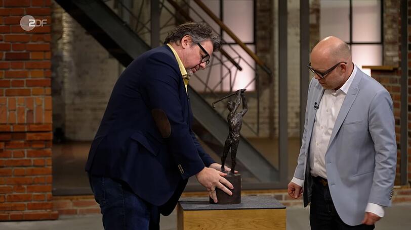 Bei der Enthüllung der Bronzefigur im Händlerraum scherzte Daniel Meyer (links), dass man "nur noch in Schottland" unbekleidet golfen dürfe: "Das ist ja überall anders verboten." Nach einem spannenden Wettbieten ging die Figur für 1.650 Euro an Jan Cizek. Bei der Enthüllung der Bronzefigur im Händlerraum scherzte Daniel Meyer (links), dass man "nur noch in Schottland" unbekleidet golfen dürfe: "Das ist ja überall anders verboten." Nach einem spannenden Wettbieten ging die Figur für 1.650 Euro an Jan Cizek.