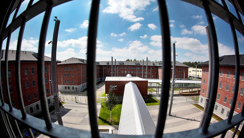Blick aus einer NRW-Gefängniszelle - hier aus der JVA Wuppertal-Ronsdorf. (Symbolbild) Blick aus einer NRW-Gefängniszelle - hier aus der JVA Wuppertal-Ronsdorf. (Symbolbild)