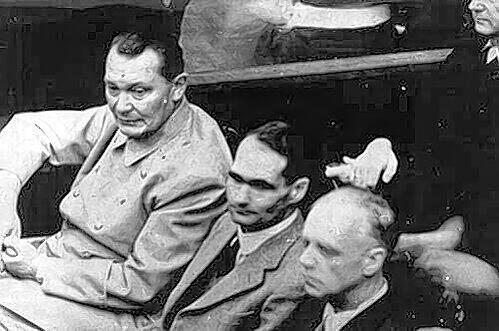 Auf der Anklagebank des Nürnberger Kriegsverbrecher-Prozesses (v. l.): Hermann Göring, Rudolf Hess und Joachim von Ribbentrop.