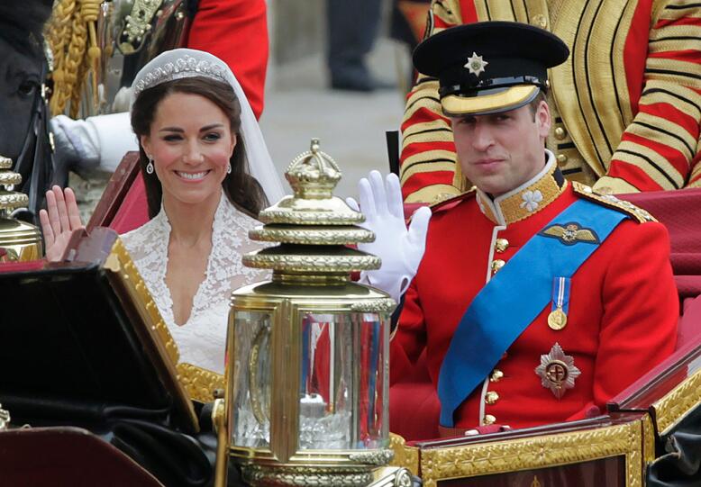 Nach der Trauung bringt die Kutsche Prinz William und Prinzessin Catherine zum Buckingham Palast.