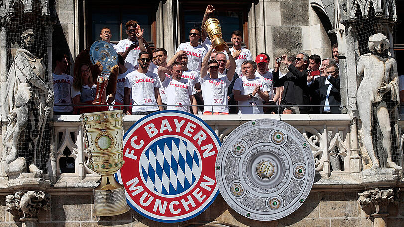 4. Der historische Moment: Erfolgreich war sie ja, die Pep-Zeit. Sehr erfolgreich. Sieben Titel in drei Jahren. Und dazu ein Rekord: 2016 holen die Bayern neben dem Pokal die vierte Meisterschaft in Folge. Das gab es noch nie.