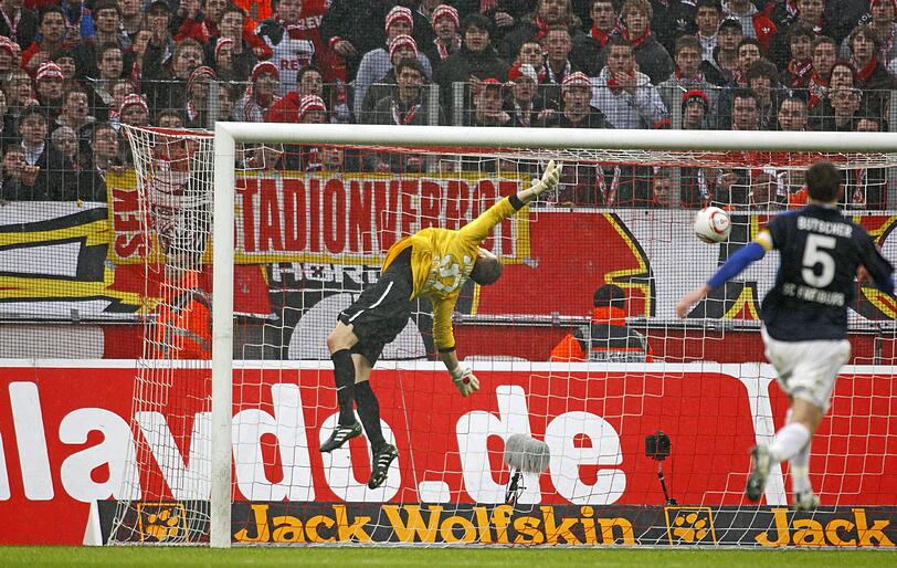 Tor 10, Februar 2011: Zurück in Köln hat Poldi nichts von seiner Raffinesse verloren. Beim 1:0-Sieg gegen Freiburg erzielt er in der 88. Minute das entscheidende Tor &ndash; mit einem perfekten Lupfer aus 25 Metern.