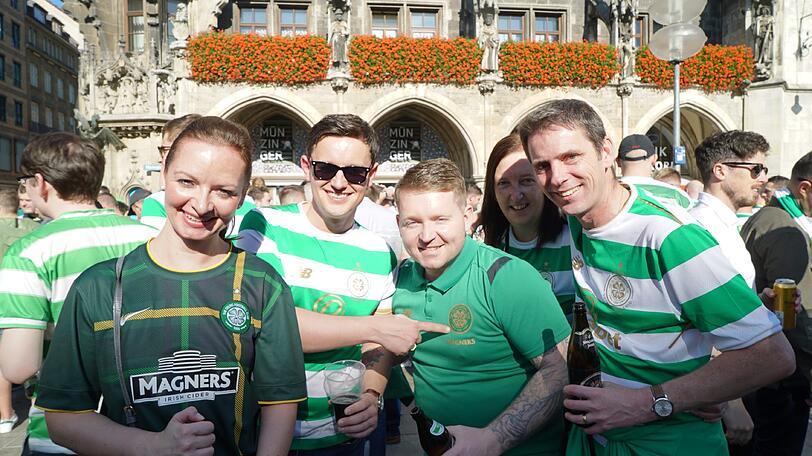 Auf dem Marienplatz feiern bereits die Celtic-Fans.