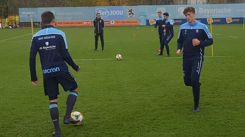 Neu-Trainer Michael Köllner (hinten, in schwarz gekleidet) beaufsichtigt das Training.