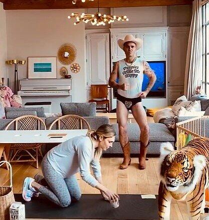 Robbie Williams und Ehefrau Ayda haben ein Fitnessvideo gedreht.
