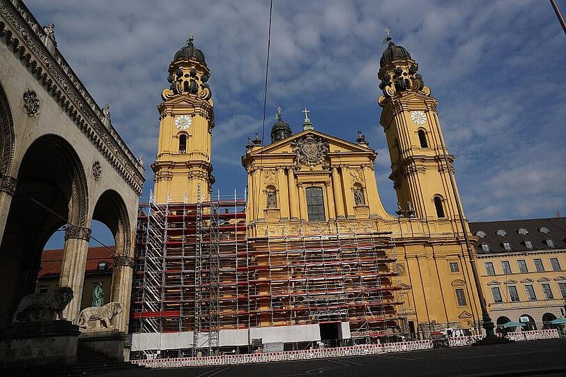 Derzeit kann man zusehen, wie das gerüst an der Theatinerkriche in die Höhe wächst. Bis 2016 wird die Vorderseite verhüllt sein. Danach kommen die Seiten und die Rückseite dran.