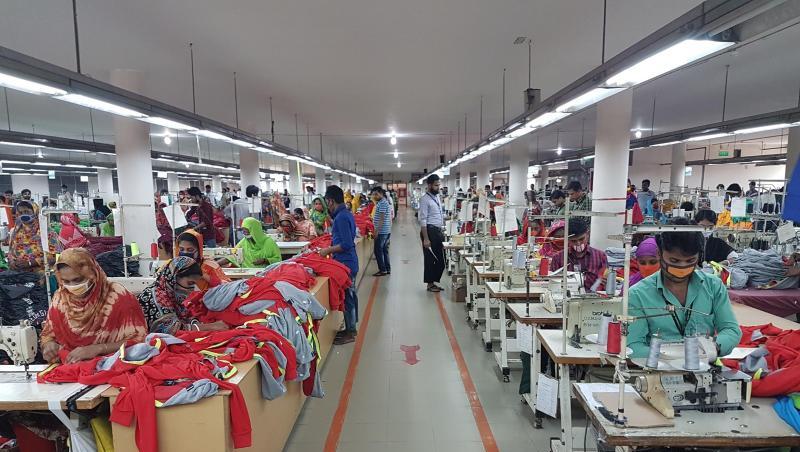In einer Textilfabrik im bangladeschischen Savar sitzen Näherinnen und Näher bei der Arbeit. In einer Textilfabrik im bangladeschischen Savar sitzen Näherinnen und Näher bei der Arbeit.