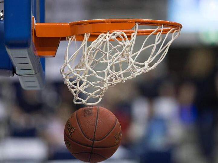 Ein Basketball fällt durch das Netz vom Basketballkorb. Foto: Lukas Schulze/dpa/Symbolbild