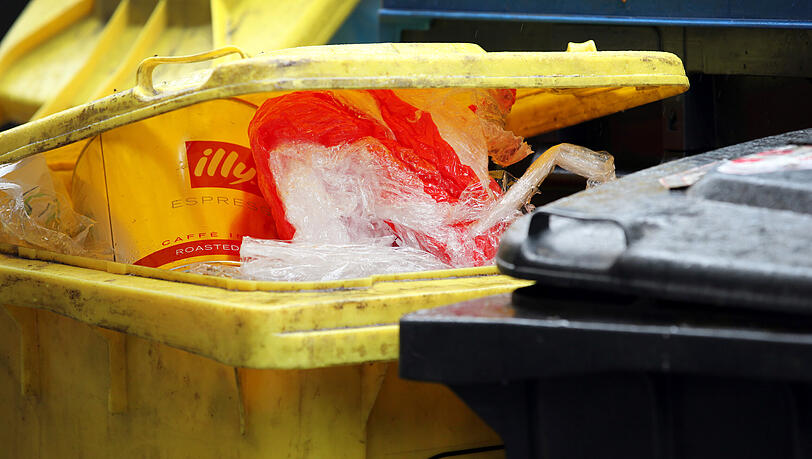 Die Gelbe Tonne gehört beinahe in ganz Deutschland zum Stadtbild. In ihr sammelt man direkt am Haus Plastikmüll – meist Verpackungen, Milchtüten oder Konservendosen. (Archivbild)
