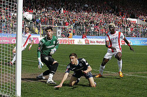 Aristide Bance (r.)  trifft für Offenbach zum 1:0, vorbei an Torwart Philipp Tschauner und Fabian Johnson.