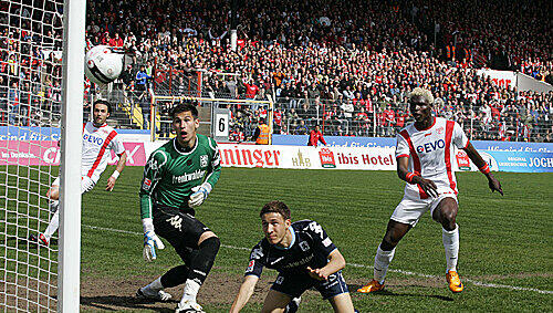 Aristide Bance (r.) trifft für Offenbach zum 1:0, vorbei an Torwart Philipp Tschauner und Fabian Johnson. Aristide Bance (r.) trifft für Offenbach zum 1:0, vorbei an Torwart Philipp Tschauner und Fabian Johnson.