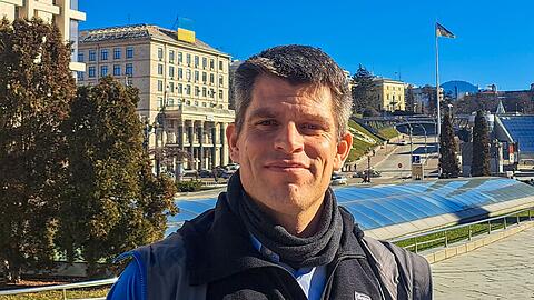 Der deutsche Oberstaatsanwalt Klaus Hoffmann sucht in der Ukraine nach Beweisen für russische Kriegsverbrechen.