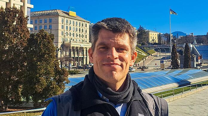 Der deutsche Oberstaatsanwalt Klaus Hoffmann sucht in der Ukraine nach Beweisen für russische Kriegsverbrechen.