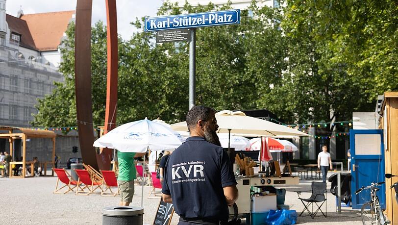 Security ist in diesen Tagen viel zu sehen rund um den Brennpunkt nahe dem Hauptbahnhof - auch am neuen Biergarten am Karl-Stützel-Platz. Security ist in diesen Tagen viel zu sehen rund um den Brennpunkt nahe dem Hauptbahnhof - auch am neuen Biergarten am Karl-Stützel-Platz.