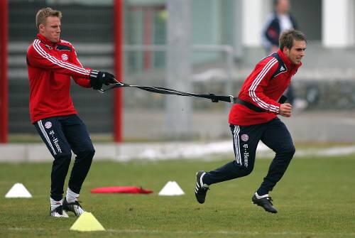 Wehe, wenn er losgelassen: Philipp Lahm, Taktik-Vordenker der Bayern - hier hat ihn Christian Lell an der Leine. Und was ist mit Jürgen Klinsmann?