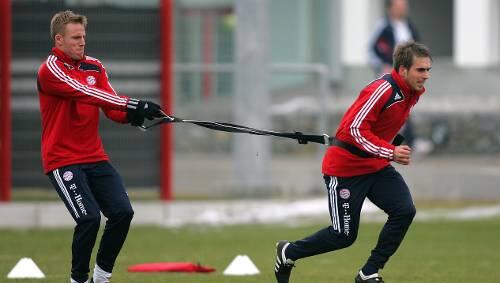 Wehe, wenn er losgelassen: Philipp Lahm, Taktik-Vordenker der Bayern - hier hat ihn Christian Lell an der Leine. Und was ist mit Jürgen Klinsmann? Wehe, wenn er losgelassen: Philipp Lahm, Taktik-Vordenker der Bayern - hier hat ihn Christian Lell an der Leine. Und was ist mit Jürgen Klinsmann?