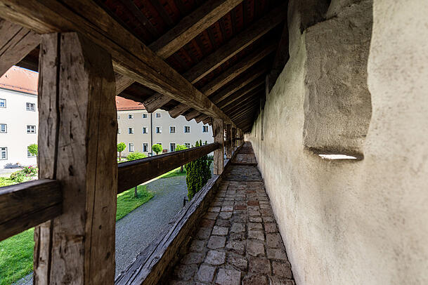 Die historische Stadtmauer von Schongau wird nun auf einem längeren Stück begehbar. Hier ist der Blick auf den Klosterhof zu sehen. Die historische Stadtmauer von Schongau wird nun auf einem längeren Stück begehbar. Hier ist der Blick auf den Klosterhof zu sehen.