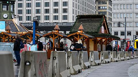 In Berlin und den anderen deutschen Städten werden die Weihnachtsmärkte mit Sperrelementen gesichert.