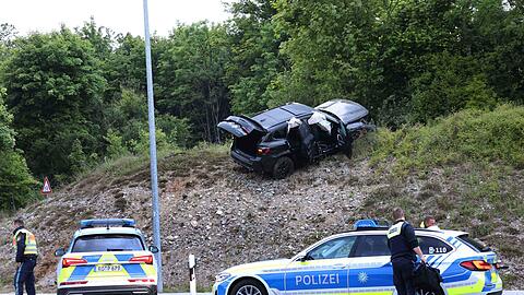 Die drei Männer waren im Mai in ihrem Wagen auf der Flucht vor der Polizei verunglückt. (Archivbild)