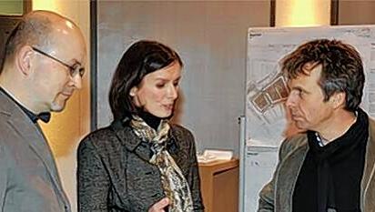 GEWOFAG–Geschäftsführerin Gordona Sommer mit Rainer Hofmann und Ritz Ritzer von bogevischs buero vor dem Siegerentwurf. GEWOFAG–Geschäftsführerin Gordona Sommer mit Rainer Hofmann und Ritz Ritzer von bogevischs buero vor dem Siegerentwurf.