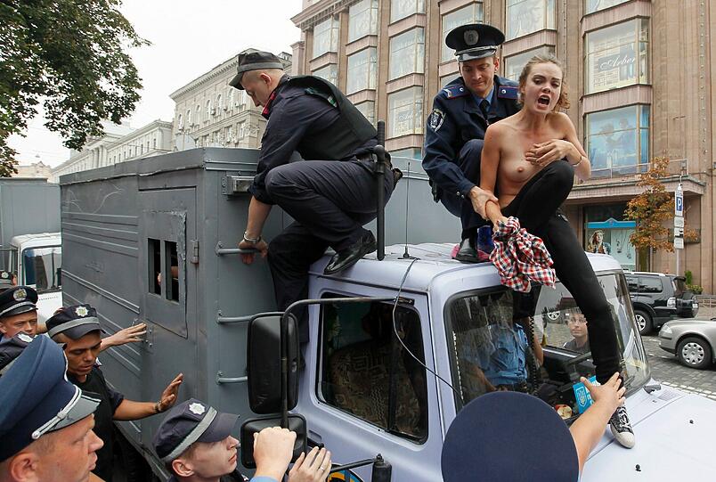 Sie sind wieder auf der Straße - die Nackt-Aktivistinnen der ukrainischen Frauenrechtsbewegung FEMEN. Diesmal protestierten sie publikumswirksam auf dem Dach eines Polizei-Fahrzeuges gegen die Inhaftierung von Ex-Regierungschefin Julia Timoschenko.
