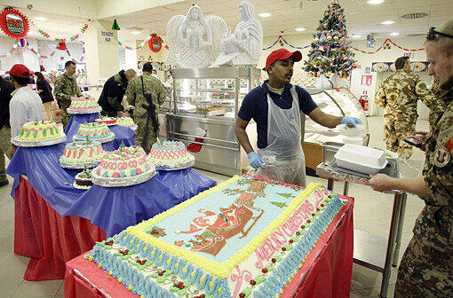 Auch Soldaten wollen an Weihnachten ein Festmahl bekommen. Für die GIs in Kabul gibt es pastellfarbene, verzierte Torten. Merry Christmas!
