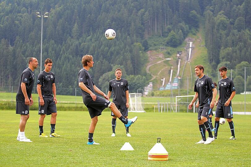 Erste Trainingseinheit der Löwen auf dem Sportplatz von Wörgl.