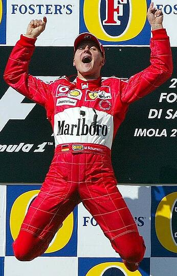 Platz 2: Er hat die Formel 1 neu erfunden. Viele seiner Rekorde galten als für die Ewigkeit &ndash; bis Vettel kam. Sieben WM-Titel, 91 Siege, 68 Pole Positions, sind seine Bilanz, die Vettel in den kommenden Jahren überbieten will. Unerreicht war Michael Schumacher aber im Geldverdienen. Mehr als 500 Millionen Euro soll er in seiner Karriere verdient haben. Schumacher hat den deutschen Motorsport zu neuem Leben erweckt. Ohne ihn hätte es Vettel vielleicht nie gegeben. Für Danner steht Schumi dennoch hinter Vettel. &bdquo;Weil er viel zu oft wegen unfairen Fahrens disqualifiziert und Betrugs ausgeschlossen wurde. Kein anderer Fahrer war so oft in Skandale verwickelt&ldquo;, sagt er. Für die AZ ist Schumi aber vor Vettel. Noch.