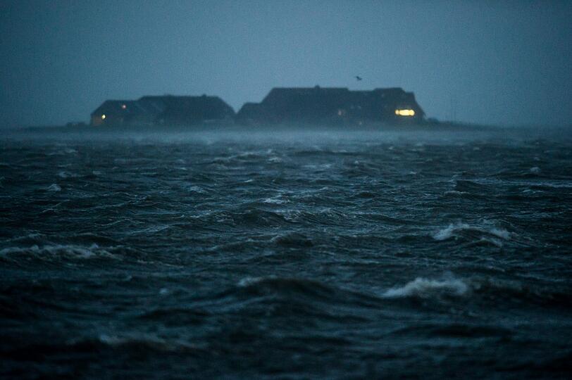 Häuser während «landunter» auf der nordfriesischen Hallig Langeneß (Schleswig-Holstein)
