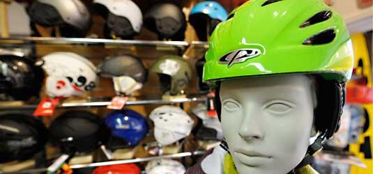 Wer keinen auf der Skipiste keinen Helm trägt, trägt bei einem Unfall eine Mitschuld.